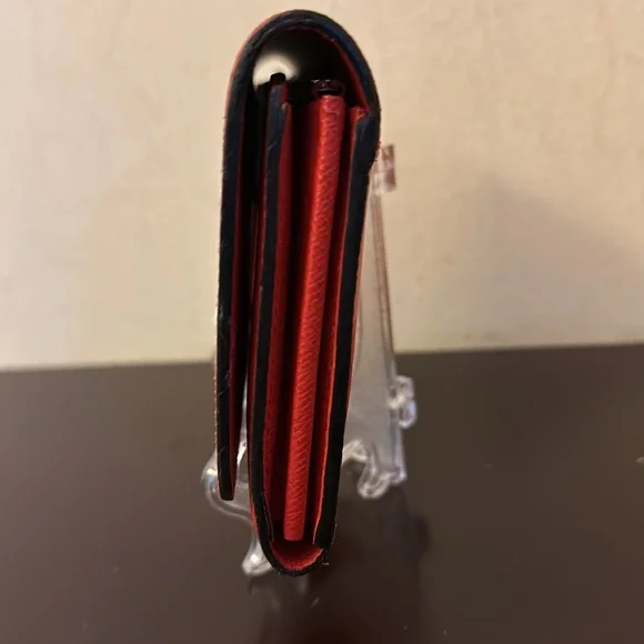 EUC Beautiful twist lock red wallet with silverr hardwaree!!!Full inclusion!!! - Picture 3 of 8